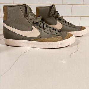 Nike Blazer Mid ‘77 Men's Olive and Tan Sneakers, MINT, Sz 7.5
